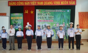 Lãnh đạo tỉnh và Ban Tổ chức trao giấy chứng nhận và huy hiệu cho các học viên.