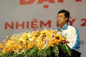 Đồng chí Lê Quốc Phong, Ủy viên dự khuyết BCH Trung ương Đảng, Bí thư Thứ nhất Trung ương Đoàn, Chủ tịch Hội LHTN Việt Nam, Chủ tịch Hội Sinh viên Việt Nam, khóa IX.