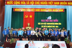 Các đồng chí lãnh đạo tặng hoa chúc mừng các anh chị chọn cử vào Ủy ban Hội LHTN huyện Đông Hòa khóa VI, nhiệm kỳ 2019 - 2024.