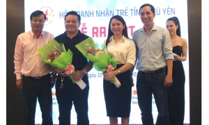 Đại diện Ban chấp hành Hội Doanh nhân trẻ tặng hoa chúc mừng hai tân Phó Chủ tịch hội.