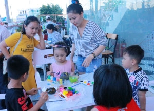 Các em thiếu nhi thích thú với loại hình vẽ tranh trên đá.