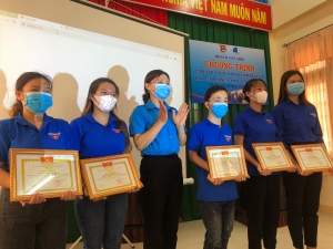 Khen thưởng các tình nguyện viên có thành tích xuất sắc trong tham gia hỗ trợ phòng, chống dịch COVID-19.