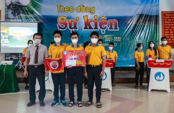 Ban Tổ chức trao giải nhất vòng loại số đầu tiên cho Trường THPT Chuyên Lương Văn Chánh (TP. Tuy Hòa).