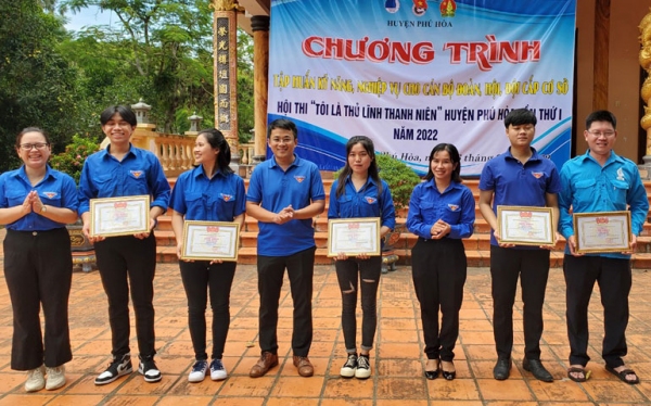 Trao giải cho các thí sinh xuất sắc trong hội thi Tôi là thủ lĩnh thanh niên huyện Phú Hòa lần thứ nhất năm 2022. Ảnh: QUỲNH CHI