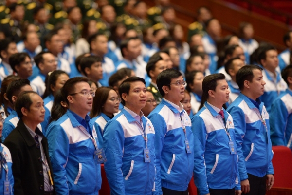 Các đại biểu làm lễ chào cờ.