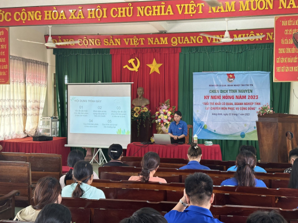 Đội hình tình nguyện tham gia hướng dẫn kỹ năng sử dụng máy tính cho người dân.