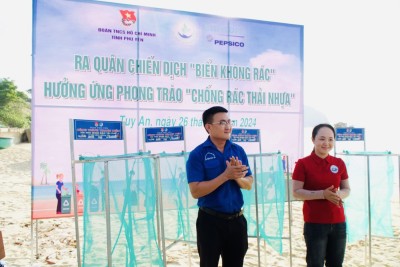 Ban tổ chức tặng mô hình “Túi thu gom rác tái chế” cho người dân.