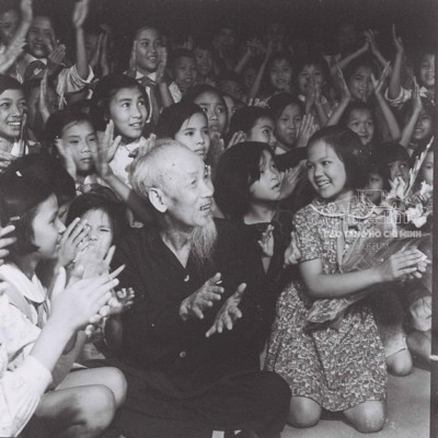 Bác Hồ chung vui với các cháu thiếu nhi Ngày Quốc tế thiếu nhi năm 1969 (Ảnh sưu tầm)