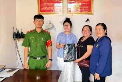 Bà Thủy và bà Thảo trao trả tiền cho người đánh rơi - Ảnh: Công an Đồng Nai