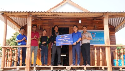 Anh Lương Minh Tùng, Bí thư Tỉnh Đoàn, Chủ tịch Hội LHTN Việt Nam tỉnh chúc mừng, bàn giao “Nhà hạnh phúc” cho hộ gia đình anh Ksor Y Tem.