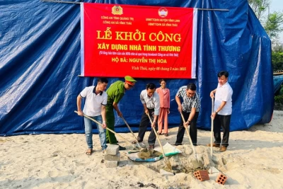 Công an xã Vĩnh Thái phối hợp với địa phương khởi công xây dựng căn nhà mới tặng bà Hoa - Ảnh: HNM