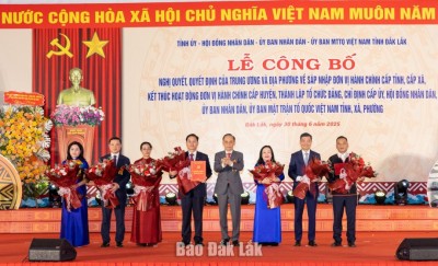 Đồng chí Lê Hoài Trung, Bí thư Trung ương Đảng, Chánh Văn phòng Trung ương Đảng trao Quyết định thành lập Đảng bộ tỉnh Đắk Lắk. Ảnh: Nguyễn Gia