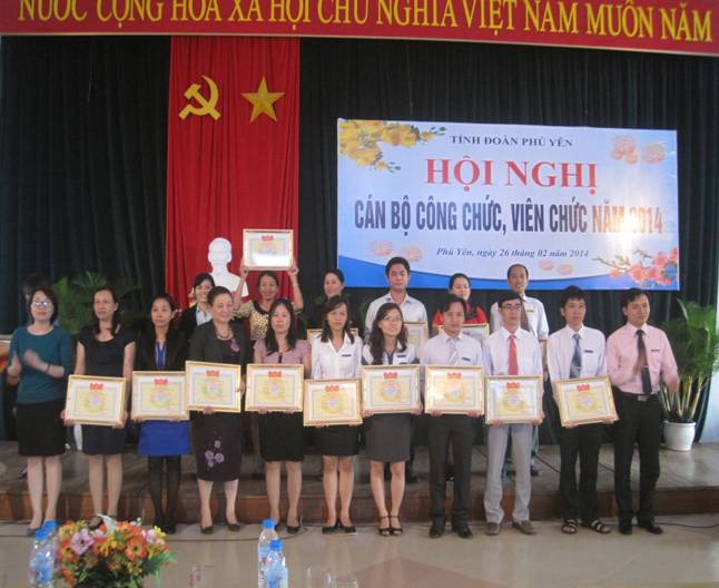 Lãnh đạo Tỉnh Đoàn trao tặng Bằng khen cho các cá nhân xuất sắc