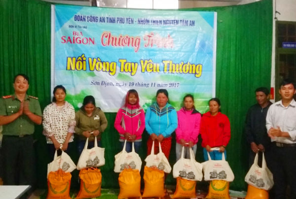 Ban Tổ chức trao quà cho các gia đình có hoàn cảnh khó khăn ở xã Sơn Định, huyện Sơn Hòa.