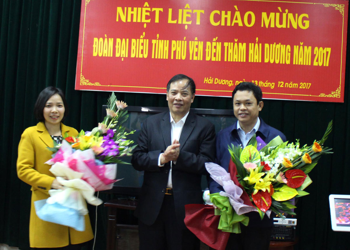 Bí thư Tỉnh ủy Hải Dương Nguyễn Mạnh Hiển tặng hoa chúc mừng anh Phan Xuân Hạnh - Bí thư Tỉnh Đoàn Phú Yên và chị Sái Thị Yến - Bí thư Tỉnh Đoàn Hải Dương tiếp tục trúng cử vào Ban Chấp hành Trung ương Đoàn khóa XI.