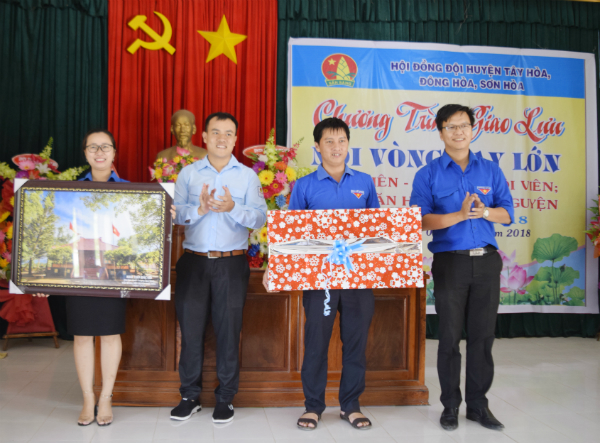 Các đơn vị giao lưu kết nghĩa tặng quà lưu niệm.