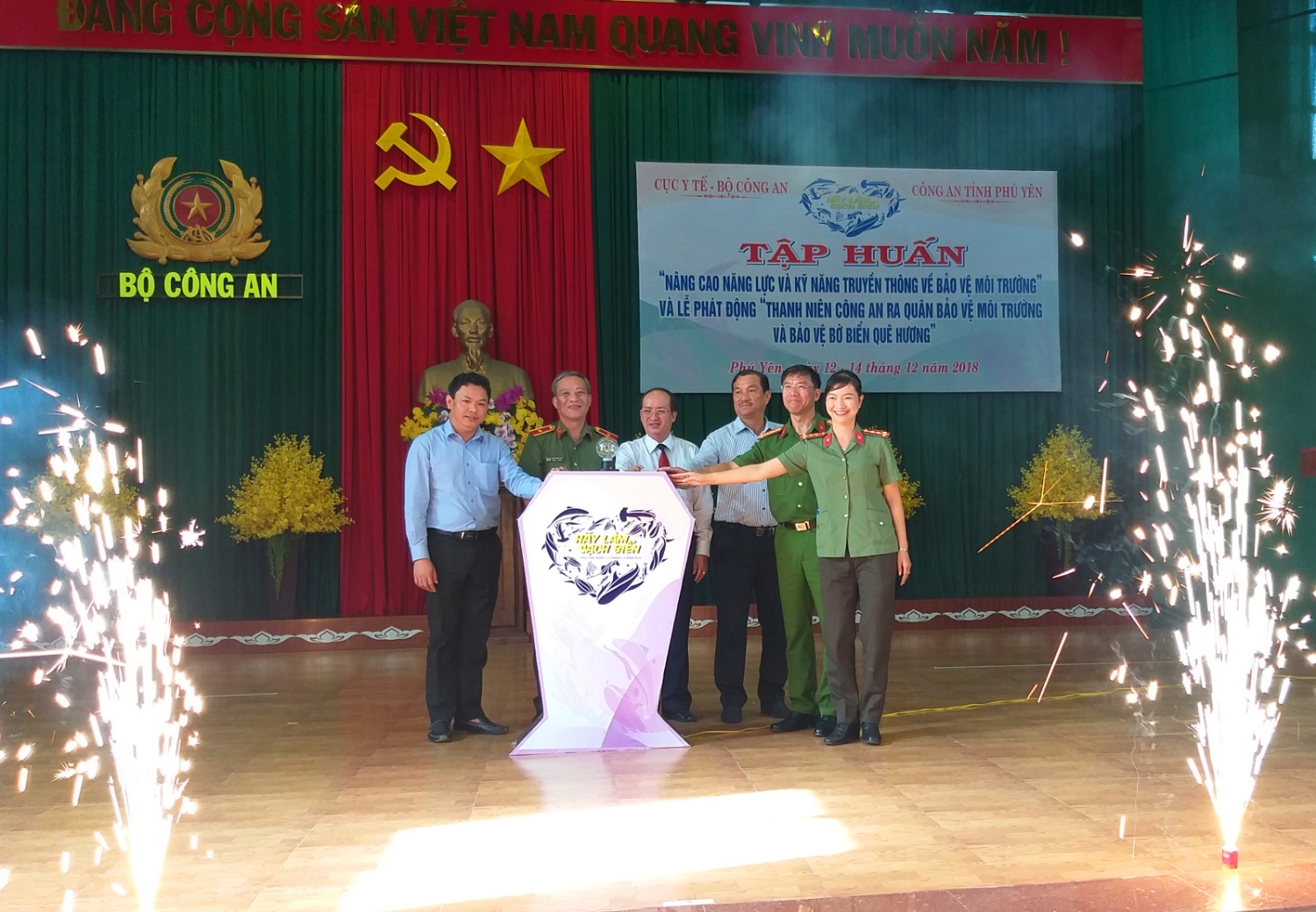 Phó Chủ tịch UBND tỉnh Phan Đình Phùng và Bí thư Tỉnh đoàn Phan Xuân Hạnh cùng đại diện các đơn vị ấn nút phát động lễ ra quân
