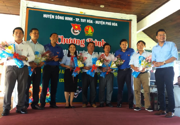 Tặng hoa cho các anh chị Giáo viên - Tổng phụ trách Đội