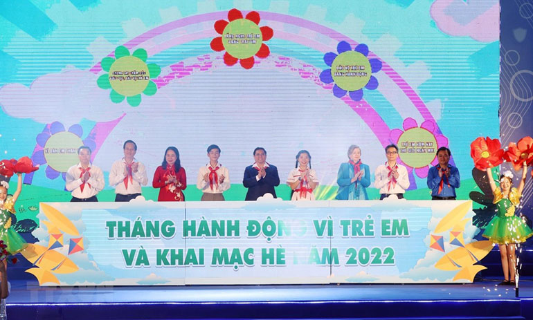 Thủ tướng Phạm Minh Chính và các đại biểu thực hiện nghi thức phát động Tháng hành động vì trẻ em và khai mạc hè năm 2022. Ảnh: TTXVN