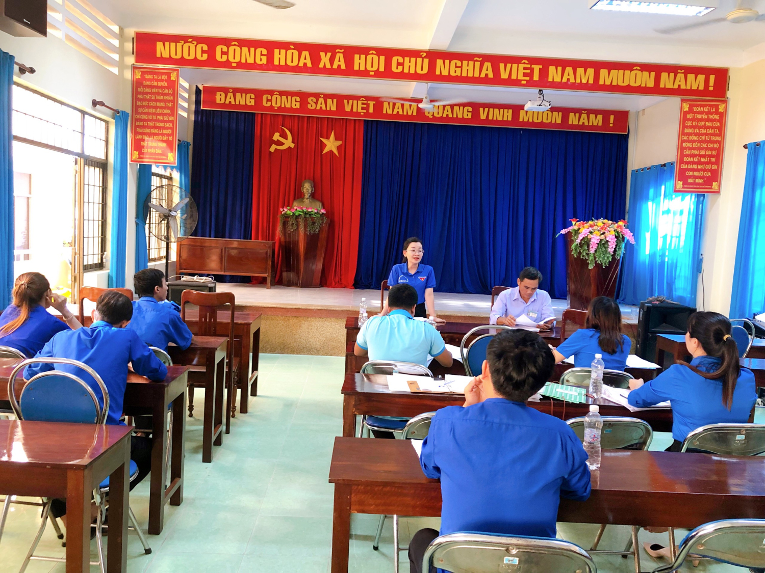 Đoàn kiểm tra đang làm việc tại Đoàn cơ sở xã An Hiệp.
