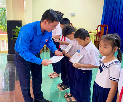 Đồng chí Võ Duy Kha, Phó Bí thư Tỉnh Đoàn trao học bổng