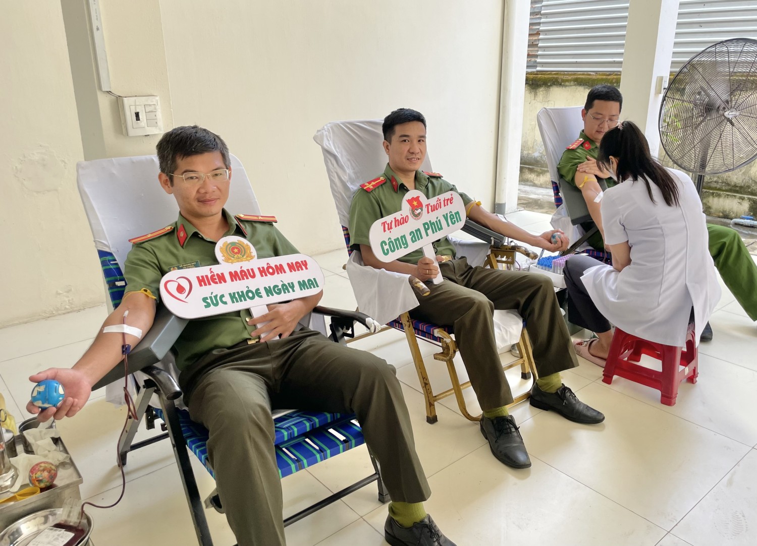 ĐVTN tham gia hiến máu đột xuất phục vụ công tác cấp cứu.