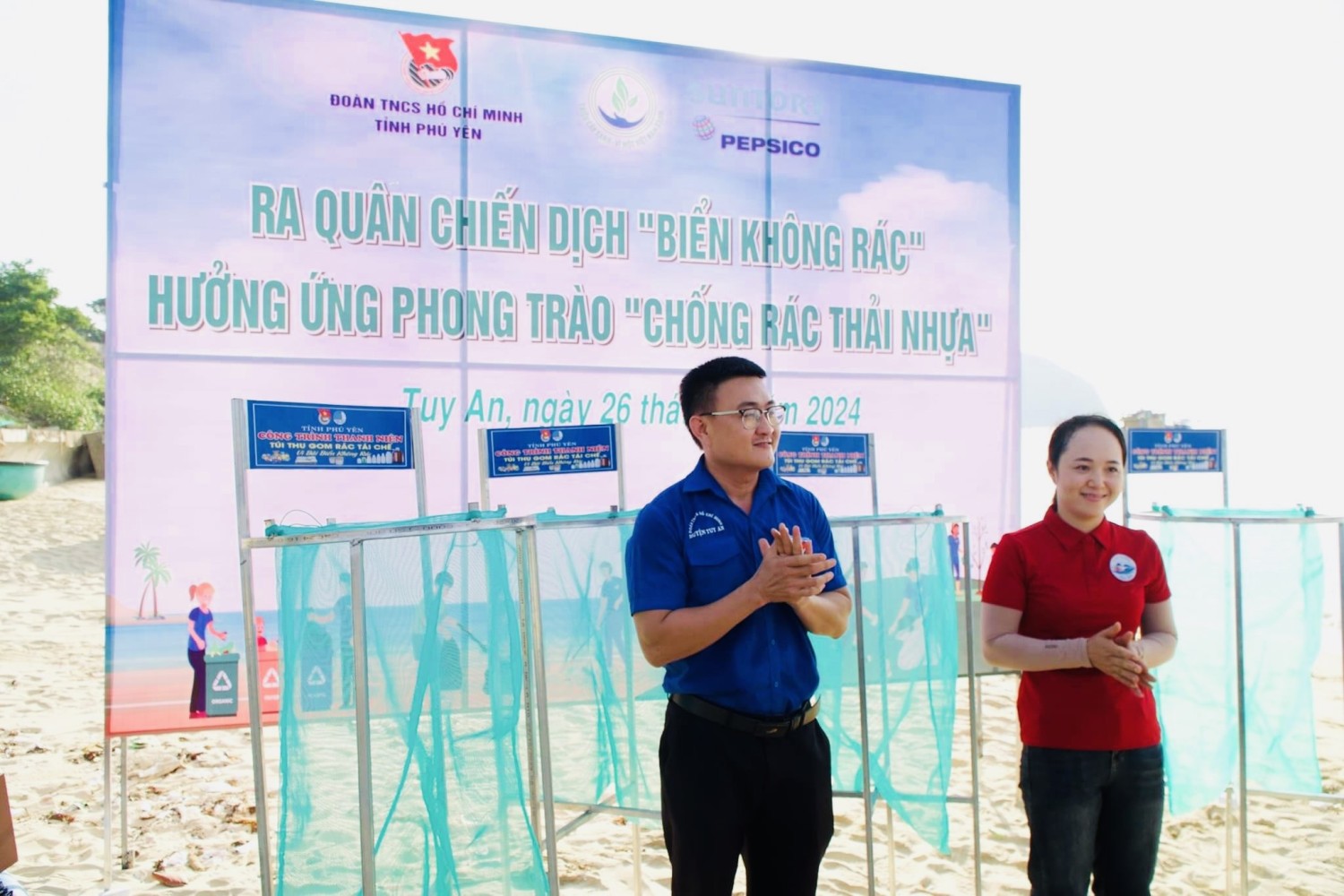 Ban tổ chức tặng mô hình “Túi thu gom rác tái chế” cho người dân.