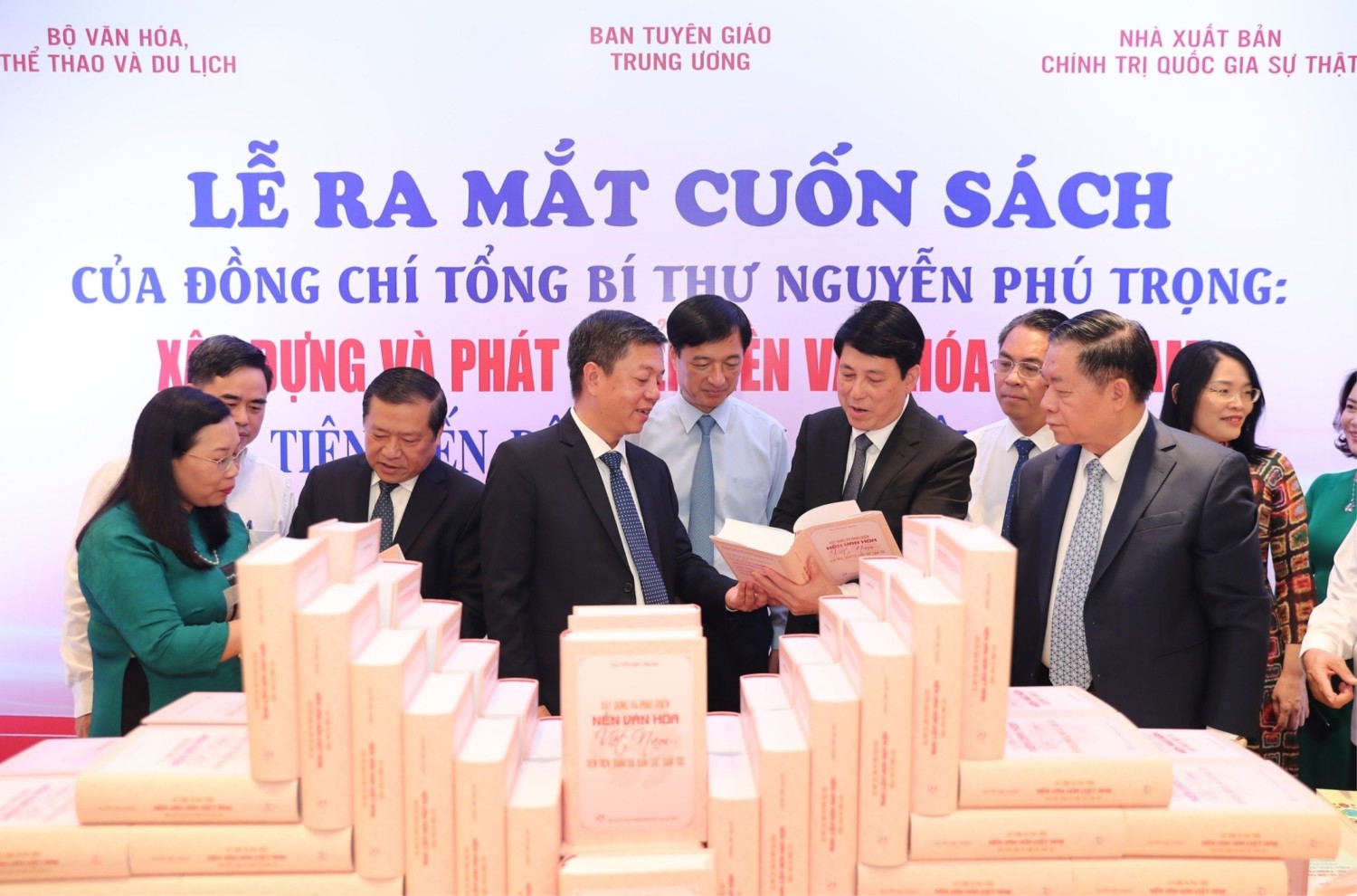 Các đại biểu tại buổi lễ ra mắt cuốn sách.