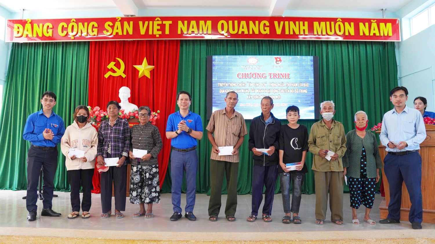 Thường trực Tỉnh Đoàn và các đơn vị trao quà cho người dân có hoàn cảnh khó khăn trên địa bàn xã Sơn Hà.