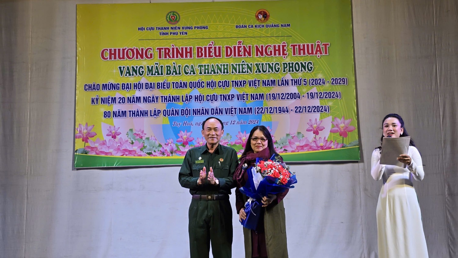 Hội Cựu Thanh niên xung phong tỉnh tặng hoa cảm ơn Đoàn ca kịch tỉnh Quảng Nam.