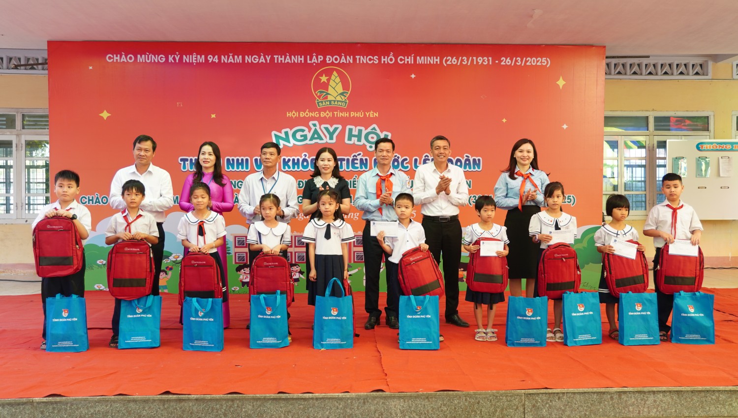 Ban tổ chức trao quà cho các em đội viên, học sinh có hoàn cảnh khó khăn vươn lên học tốt đang học tại Trường Tiểu học Hòa Bình 1 (H. Tây Hòa).