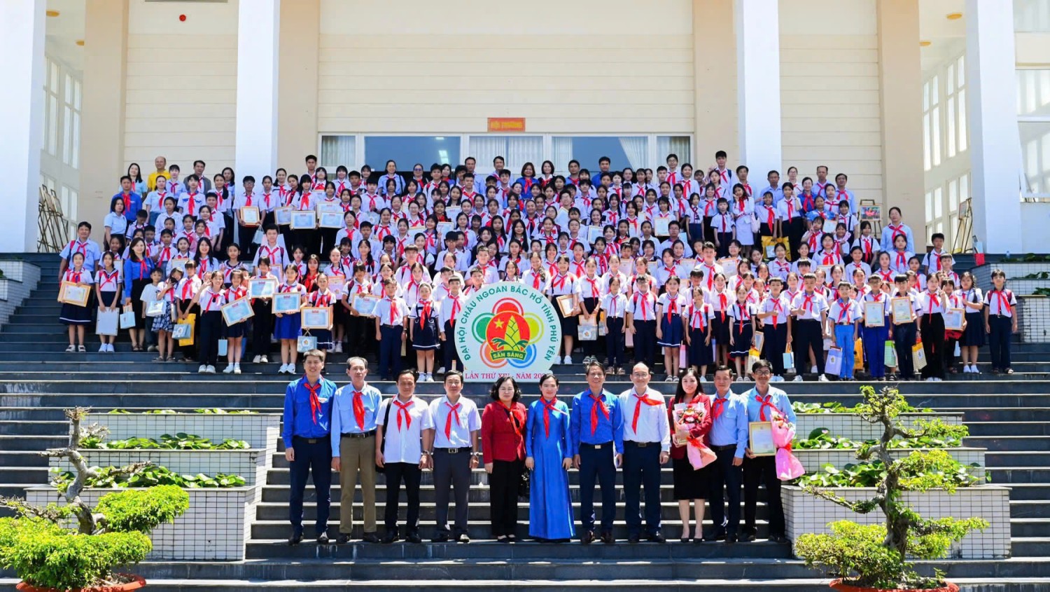 206 đại biểu Cháu ngoan Bác Hồ cấp tỉnh chụp hình lưu niệm cùng các đồng chí lãnh đạo tỉnh tại Đại hội Cháu ngoan Bác Hồ tỉnh Phú Yên lần thứ XIV năm 2025.
