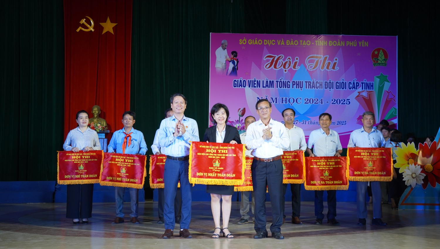 Ban tổ chức trao cờ thưởng giải nhất toàn đoàn cho đơn vị thành phố Tuy Hòa.