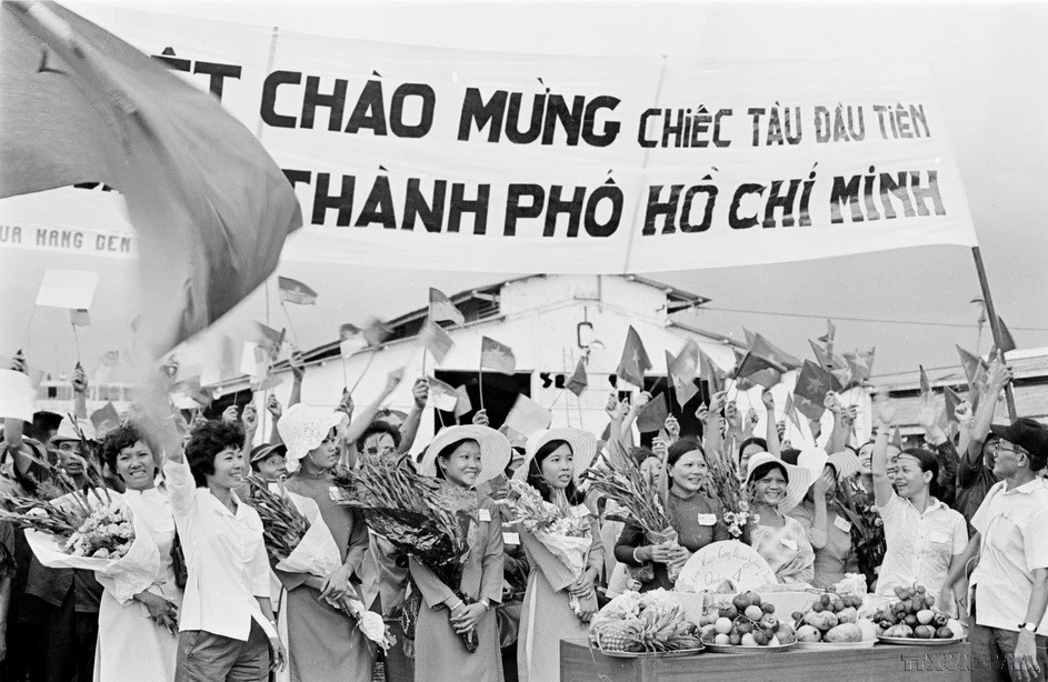 Đại biểu các nghiệp đoàn và tầng lớp nhân dân trong buổi mít tinh đón tàu sông Hương. (Ảnh: Quang Thành/TTXVN)