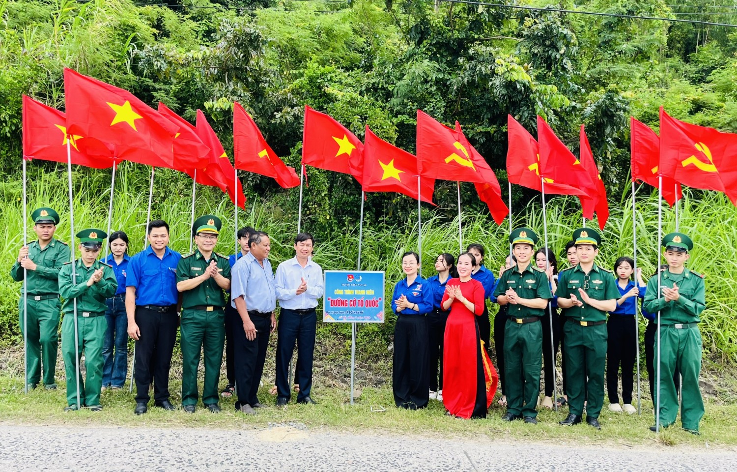 Khánh thành và bàn giao công trình thanh niên “Đường cờ Tổ quốc”.