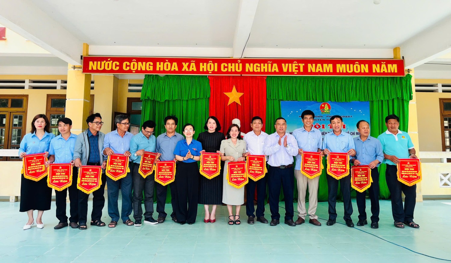 Ban Tổ chức tặng cờ lưu niệm cho các Liên đội tham gia Hội thi.