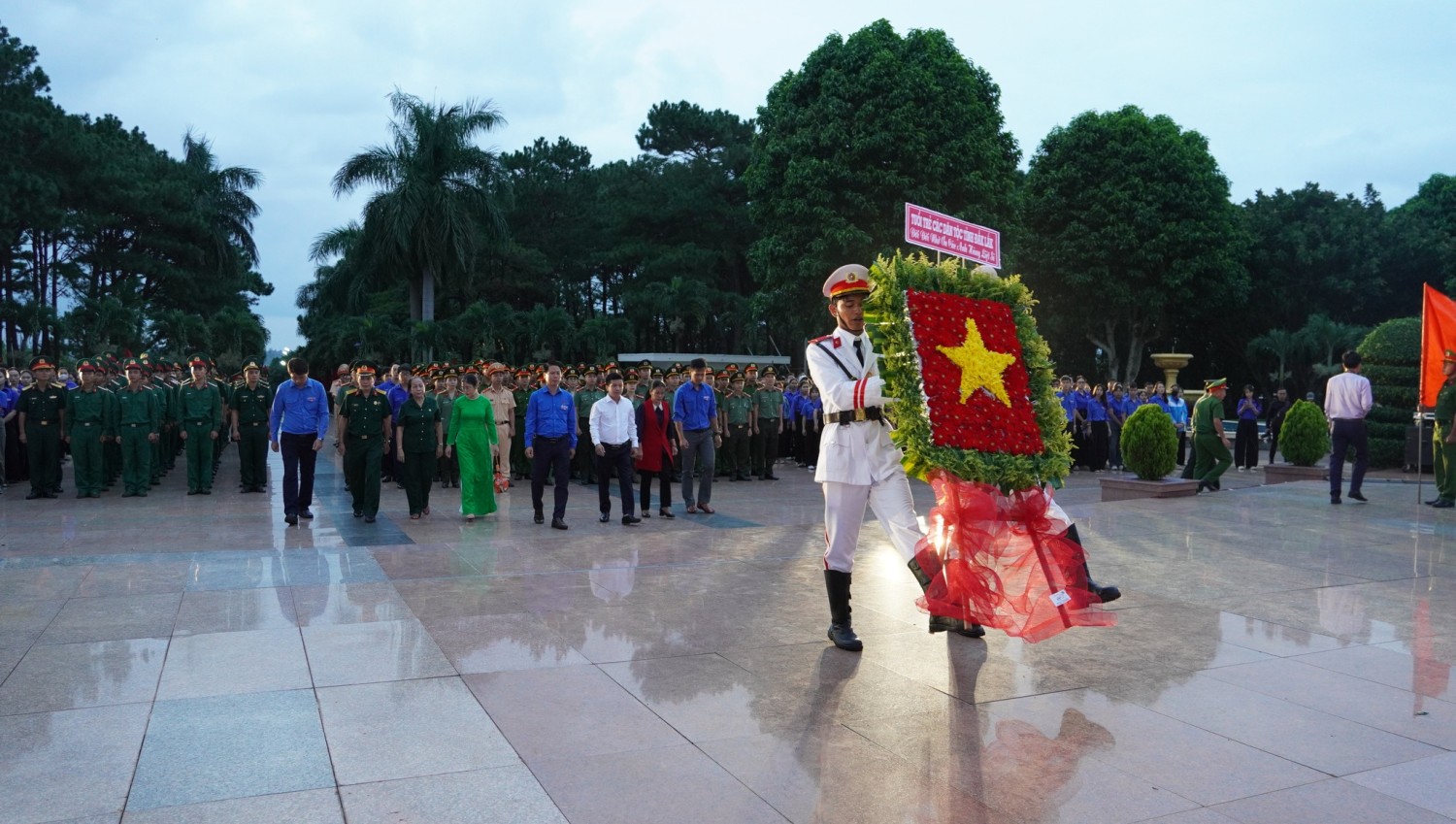 Các đại biểu và đoàn viên, thanh niên đã tham gia dâng hương, đặt vòng hoa tưởng niệm các anh hùng liệt sĩ