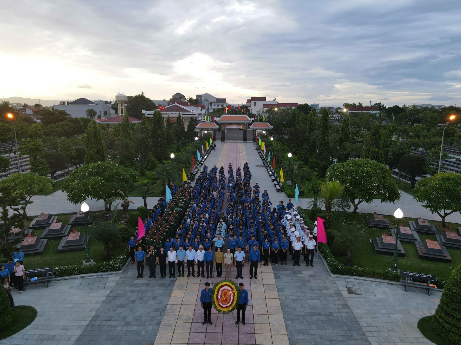 Các đại biểu và đoàn viên, thanh niên đã tham gia dâng hương, đặt vòng hoa tưởng niệm các anh hùng liệt sĩ