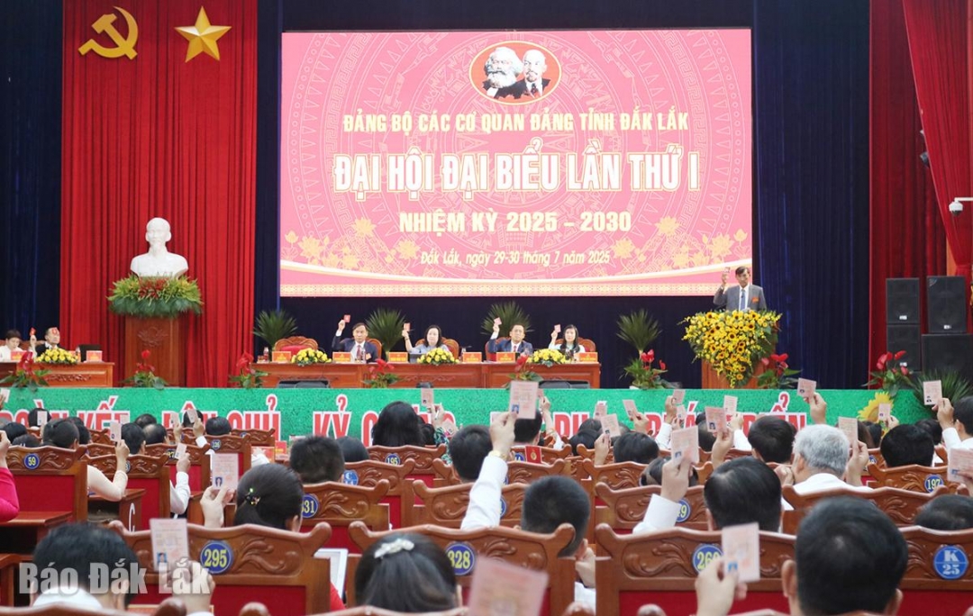 Quang cảnh phiên thứ nhất Đại hội đại biểu Đảng bộ Các cơ quan Đảng tỉnh lần thứ I. Ảnh: Hà My