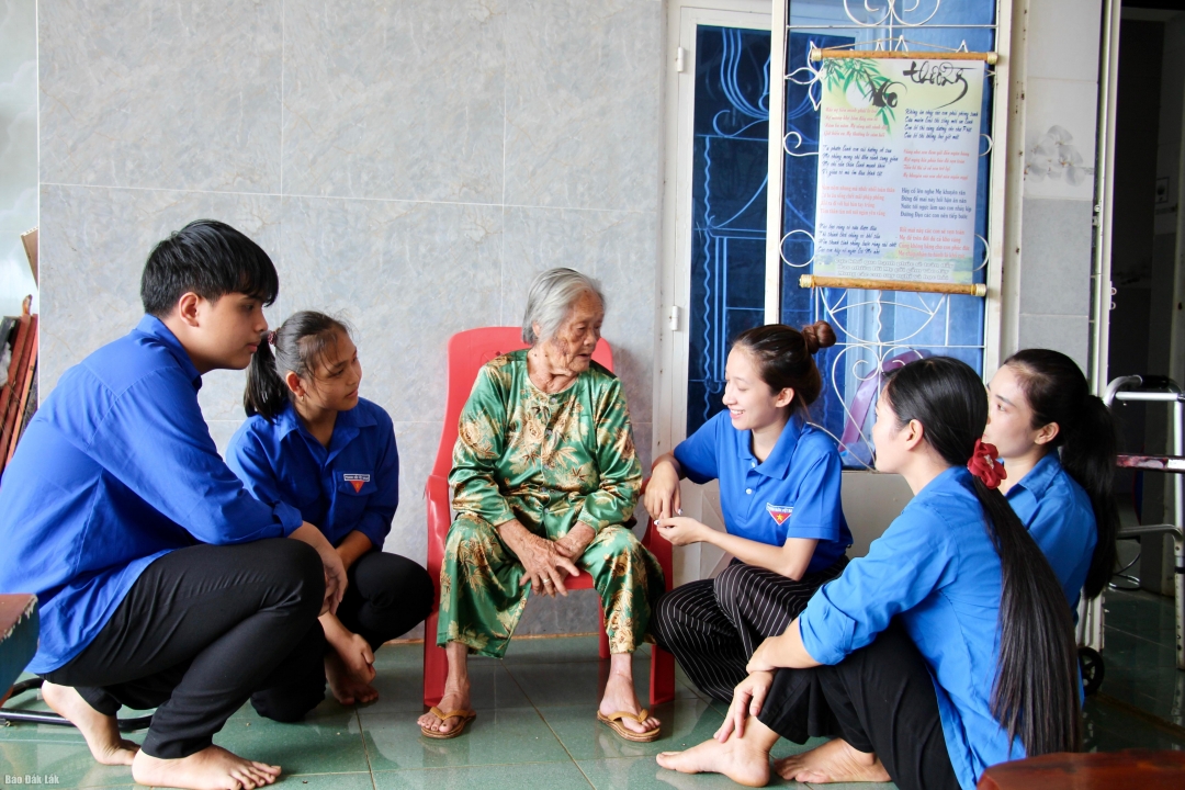 Đoàn viên thanh niên xã Ea Na thăm hỏi, trò chuyện cùng Mẹ Việt Nam Anh hùng Lê Thị Đây.